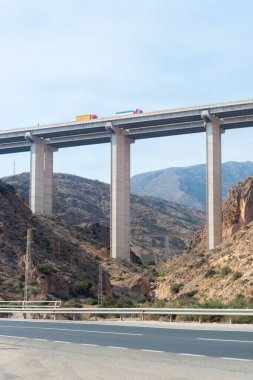 ALMERIA, İspanya - 04 Ekim 2023 Akdeniz Karayolu üzerindeki Viaduct de la Garoffa, Roguetas del Mar ve Almerya şehirleri arasında