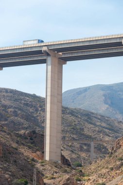 ALMERIA, İspanya - 04 Ekim 2023 Akdeniz Karayolu üzerindeki Viaduct de la Garoffa, Roguetas del Mar ve Almerya şehirleri arasında