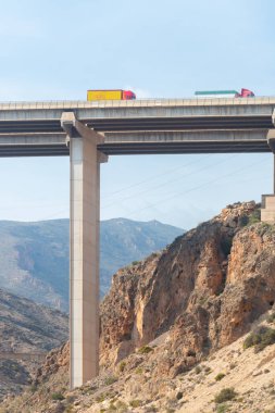 ALMERIA, İspanya - 04 Ekim 2023 Akdeniz Karayolu üzerindeki Viaduct de la Garoffa, Roguetas del Mar ve Almerya şehirleri arasında