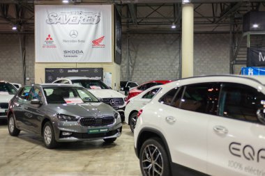 AGUADULCE, SPAIN - 06 ECTOBER 2023 Motor Ocasion, yeni ve kullanılmış araçlar sergileniyor, burada araba, motosiklet, kamyon ve bisiklet satın alabilirsiniz indirimli fiyatlar ve bir satıcı garantisi ile