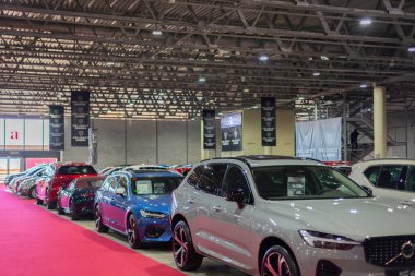 AGUADULCE, SPAIN - 06 ECTOBER 2023 Motor Ocasion, yeni ve kullanılmış araçlar sergileniyor, burada araba, motosiklet, kamyon ve bisiklet satın alabilirsiniz indirimli fiyatlar ve bir satıcı garantisi ile