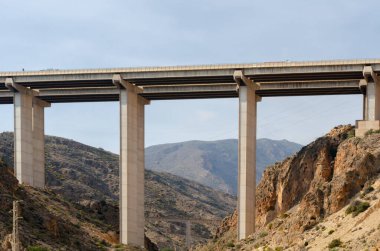 ALMERIA, İspanya - 04 Ekim 2023 Akdeniz Karayolu üzerindeki Viaduct de la Garoffa, Roguetas del Mar ve Almerya şehirleri arasında