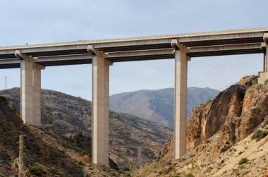 ALMERIA, İspanya - 04 Ekim 2023 Akdeniz Karayolu üzerindeki Viaduct de la Garoffa, Roguetas del Mar ve Almerya şehirleri arasında