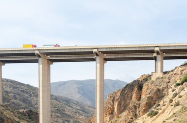 ALMERIA, İspanya - 04 Ekim 2023 Akdeniz Karayolu üzerindeki Viaduct de la Garoffa, Roguetas del Mar ve Almerya şehirleri arasında