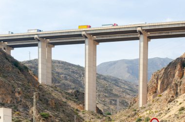 ALMERIA, İspanya - 04 Ekim 2023 Akdeniz Karayolu üzerindeki Viaduct de la Garoffa, Roguetas del Mar ve Almerya şehirleri arasında
