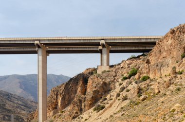 ALMERIA, İspanya - 04 Ekim 2023 Akdeniz Karayolu üzerindeki Viaduct de la Garoffa, Roguetas del Mar ve Almerya şehirleri arasında