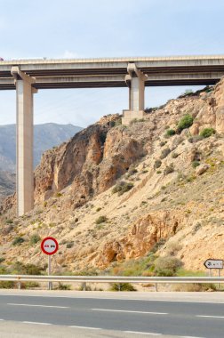 ALMERIA, İspanya - 04 Ekim 2023 Akdeniz Karayolu üzerindeki Viaduct de la Garoffa, Roguetas del Mar ve Almerya şehirleri arasında
