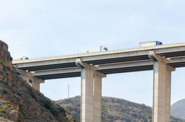 ALMERIA, İspanya - 04 Ekim 2023 Akdeniz Karayolu üzerindeki Viaduct de la Garoffa, Roguetas del Mar ve Almerya şehirleri arasında