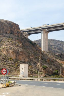 ALMERIA, İspanya - 04 Ekim 2023 Akdeniz Karayolu üzerindeki Viaduct de la Garoffa, Roguetas del Mar ve Almerya şehirleri arasında