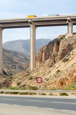 ALMERIA, İspanya - 04 Ekim 2023 Akdeniz Karayolu üzerindeki Viaduct de la Garoffa, Roguetas del Mar ve Almerya şehirleri arasında