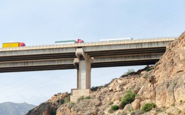 ALMERIA, İspanya - 04 Ekim 2023 Akdeniz Karayolu üzerindeki Viaduct de la Garoffa, Roguetas del Mar ve Almerya şehirleri arasında