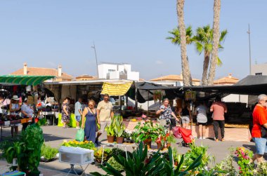 ROQUETAS DE MAR, SPAIN - 05 ECTOBER 2023 Yerel Pazar çantalar, giysiler, ayakkabılar ve aksesuarlar, mücevherler, dekorasyonlar, ev eşyaları, el işleri, çiçekler ve bitkiler, vb..