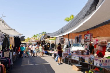 ROQUETAS DE MAR, SPAIN - 05 ECTOBER 2023 Yerel Pazar çantalar, giysiler, ayakkabılar ve aksesuarlar, mücevherler, dekorasyonlar, ev eşyaları, el işleri, çiçekler ve bitkiler, vb..