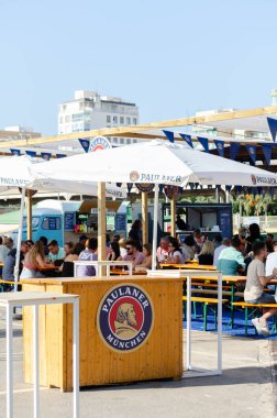 ALMERIA, İSPAIN - 12 Ekim 2023 Oktoberfest kutlamasına katılan insanlar, bira sevenler ve altın içkinin neşeli bir şekilde içildiği bir etkinlik