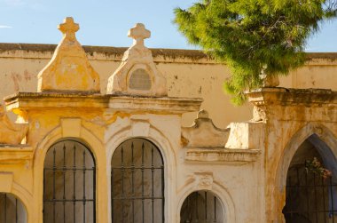ALMERIA, İspanya - 01 Kasım 2023 Yeraltı Mezarlığı, İspanya 'nın Almerya kentindeki San Jose mezarlığında lüks panteonların bulunduğu eski mezarlar.