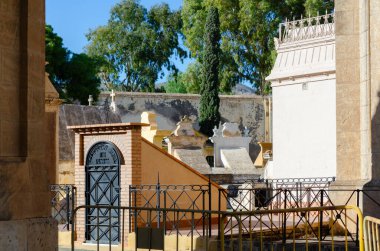 ALMERIA, İspanya - 01 Kasım 2023 Yeraltı Mezarlığı, İspanya 'nın Almerya kentindeki San Jose mezarlığında lüks panteonların bulunduğu eski mezarlar.