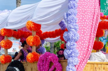 SALOBRENA, İSPAIN - 08 EKİM 2023 Salobrena şehri sakinleri ve binlerce konuk Bakire Meryem 'in onuruna düzenlenen himaye törenine katılacaklar.