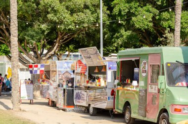 EL EJIDO, İspanya - 12 Ekim 2023 Gastronomik etkinlik El Ejido Şehir Meclisi 'nin El Ejido Belediye Parkı Kültür Bakanlığı tarafından düzenlenen yemek kamyonlarının katılımıyla