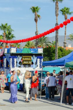 SALOBRENA, İSPAIN - 08 EKİM 2023 Salobrena şehri sakinleri ve binlerce konuk Bakire Meryem 'in onuruna düzenlenen himaye törenine katılacaklar.