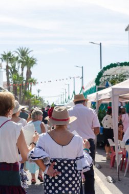 SALOBRENA, İSPAIN - 08 EKİM 2023 Salobrena şehri sakinleri ve binlerce konuk Bakire Meryem 'in onuruna düzenlenen himaye törenine katılacaklar.