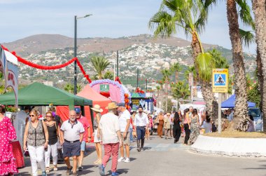 SALOBRENA, İSPAIN - 08 EKİM 2023 Salobrena şehri sakinleri ve binlerce konuk Bakire Meryem 'in onuruna düzenlenen himaye törenine katılacaklar.