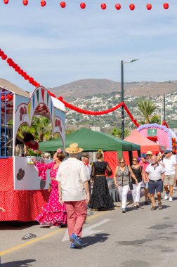 SALOBRENA, İSPAIN - 08 EKİM 2023 Salobrena şehri sakinleri ve binlerce konuk Bakire Meryem 'in onuruna düzenlenen himaye törenine katılacaklar.