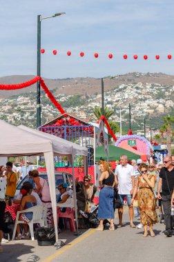 SALOBRENA, İSPAIN - 08 EKİM 2023 Salobrena şehri sakinleri ve binlerce konuk Bakire Meryem 'in onuruna düzenlenen himaye törenine katılacaklar.