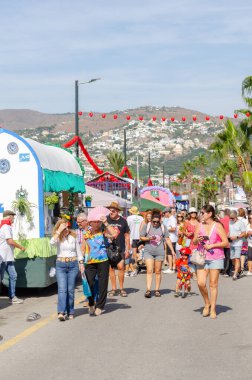 SALOBRENA, İSPAIN - 08 EKİM 2023 Salobrena şehri sakinleri ve binlerce konuk Bakire Meryem 'in onuruna düzenlenen himaye törenine katılacaklar.