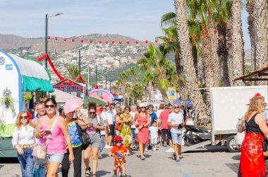 SALOBRENA, İSPAIN - 08 EKİM 2023 Salobrena şehri sakinleri ve binlerce konuk Bakire Meryem 'in onuruna düzenlenen himaye törenine katılacaklar.