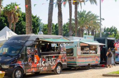 EL EJIDO, İspanya - 12 Ekim 2023 Gastronomik etkinlik El Ejido Şehir Meclisi 'nin El Ejido Belediye Parkı Kültür Bakanlığı tarafından düzenlenen yemek kamyonlarının katılımıyla