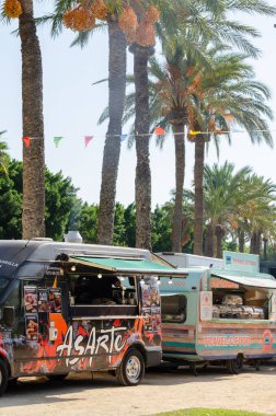 EL EJIDO, İspanya - 12 Ekim 2023 Gastronomik etkinlik El Ejido Şehir Meclisi 'nin El Ejido Belediye Parkı Kültür Bakanlığı tarafından düzenlenen yemek kamyonlarının katılımıyla