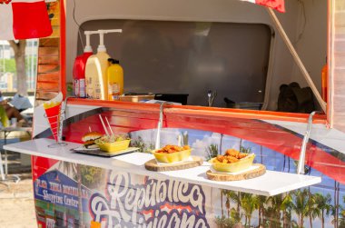 EL EJIDO, İspanya - 12 Ekim 2023 Gastronomik etkinlik El Ejido Şehir Meclisi 'nin El Ejido Belediye Parkı Kültür Bakanlığı tarafından düzenlenen yemek kamyonlarının katılımıyla