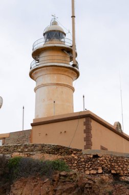 ALMERIA, SPAIN - 24 HAZİRAN 2023 Deniz feneri Paola 'lı Aziz Francis Kalesi' nin yıkıntıları üzerine inşa edildi.