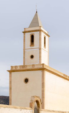 ALMERIA, İspanya - 24 HAZİRAN 2023 Las Salinas de Cabo de Gata Kilisesi Güney İspanya 'daki Cabo de Gata Nijar Almeria Doğal Parkı' nın göbeğinde
