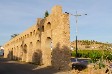 ANTAS, SPAIN - 09 Aralık 2023 1902 'de inşa edilen 293 metre uzunluğundaki su kemeri, buhar makinesiyle yerden çıkarılan suyu ekinlerin sulanması için bir toplama tankına iletirdi.