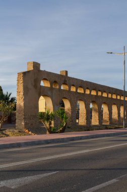 ANTAS, SPAIN - 09 Aralık 2023 1902 'de inşa edilen 293 metre uzunluğundaki su kemeri, buhar makinesiyle yerden çıkarılan suyu ekinlerin sulanması için bir toplama tankına iletirdi.