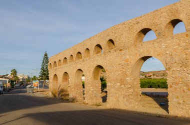ANTAS, SPAIN - 09 Aralık 2023 1902 'de inşa edilen 293 metre uzunluğundaki su kemeri, buhar makinesiyle yerden çıkarılan suyu ekinlerin sulanması için bir toplama tankına iletirdi.