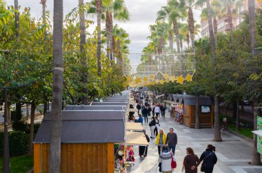 ALMERIA, İspanya - 06 ARALIK 2023 Noel tezgahları Almerya 'nın başkenti Almerya' da yer almaktadır.