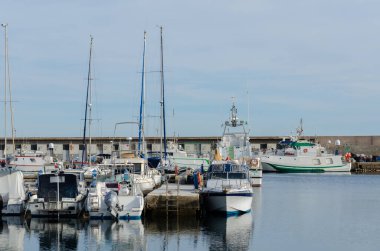 ROQUETAS DE MAR, SPAIN - 07 ARALIK 2023 Limanın ana faaliyeti balıkçılıktır ama eğlence amaçlı ve spor tekneleri de orada demirleyebilir.