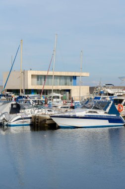 ROQUETAS DE MAR, SPAIN - 07 ARALIK 2023 Limanın ana faaliyeti balıkçılıktır ama eğlence amaçlı ve spor tekneleri de orada demirleyebilir.