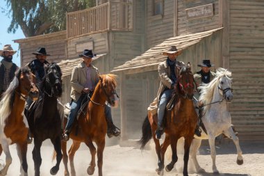 ALMERIA, İspanya - 03 Nisan 2023 Almerya 'daki Tabernas Çölü' nün doğal manzarasında yer alan Vahşi Batı tarzı bir Amerikan kasabasında bir gösteri.