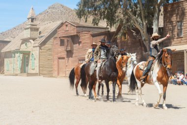 ALMERIA, İspanya - 03 Nisan 2023 Almerya 'daki Tabernas Çölü' nün doğal manzarasında yer alan Vahşi Batı tarzı bir Amerikan kasabasında bir gösteri.