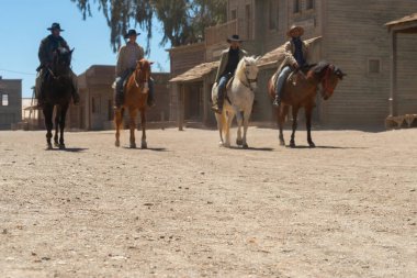 ALMERIA, İspanya - 03 Nisan 2023 Almerya 'daki Tabernas Çölü' nün doğal manzarasında yer alan Vahşi Batı tarzı bir Amerikan kasabasında bir gösteri.
