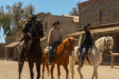 ALMERIA, İspanya - 03 Nisan 2023 Almerya 'daki Tabernas Çölü' nün doğal manzarasında yer alan Vahşi Batı tarzı bir Amerikan kasabasında bir gösteri.