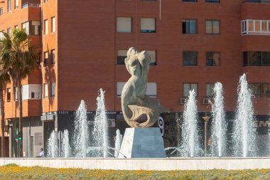 ALMERIA, SPAIN - 28 Mart 2023 İspanya 'nın başkenti Almerya' daki Maestro Padilla Konser Salonu yakınlarındaki Cabo de Gata Caddesi ve Akdeniz Bulvarı kavşağında yer alan Siren Çeşmesi