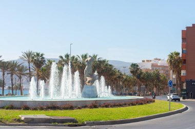 ALMERIA, SPAIN - 28 Mart 2023 İspanya 'nın başkenti Almerya' daki Maestro Padilla Konser Salonu yakınlarındaki Cabo de Gata Caddesi ve Akdeniz Bulvarı kavşağında yer alan Siren Çeşmesi