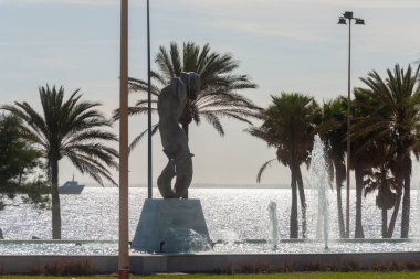 ALMERIA, SPAIN - 28 Mart 2023 İspanya 'nın başkenti Almerya' daki Maestro Padilla Konser Salonu yakınlarındaki Cabo de Gata Caddesi ve Akdeniz Bulvarı kavşağında yer alan Siren Çeşmesi