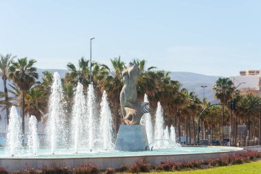 ALMERIA, SPAIN - 28 Mart 2023 İspanya 'nın başkenti Almerya' daki Maestro Padilla Konser Salonu yakınlarındaki Cabo de Gata Caddesi ve Akdeniz Bulvarı kavşağında yer alan Siren Çeşmesi
