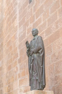 ALMERIA, İspanya - 11 Aralık 2023 İspanya İç Savaşı 'nın başında öldürülen Almerya Katolik Piskoposu Diego Jose Paulino Advantage Milan' ı resmeden bir heykel.