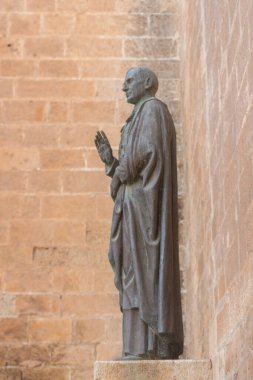 ALMERIA, İspanya - 11 Aralık 2023 İspanya İç Savaşı 'nın başında öldürülen Almerya Katolik Piskoposu Diego Jose Paulino Advantage Milan' ı resmeden bir heykel.